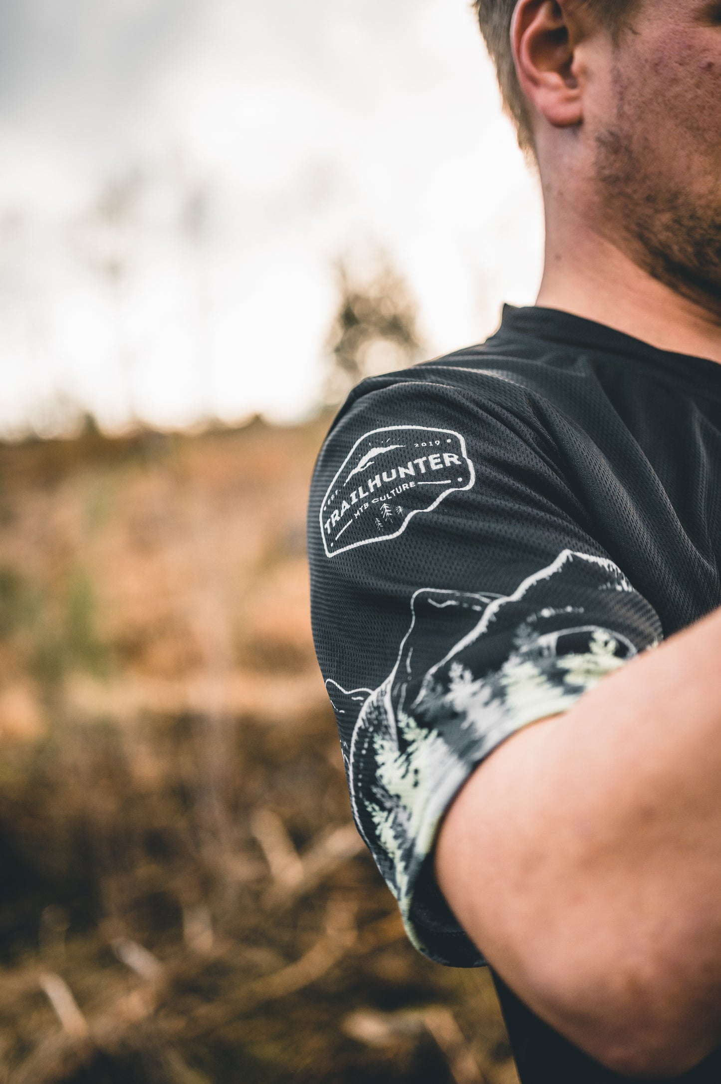 Trailhunter-Mtb-Trikot-trees-n-mountains-photo Schwarz grün grau Berge Bäume