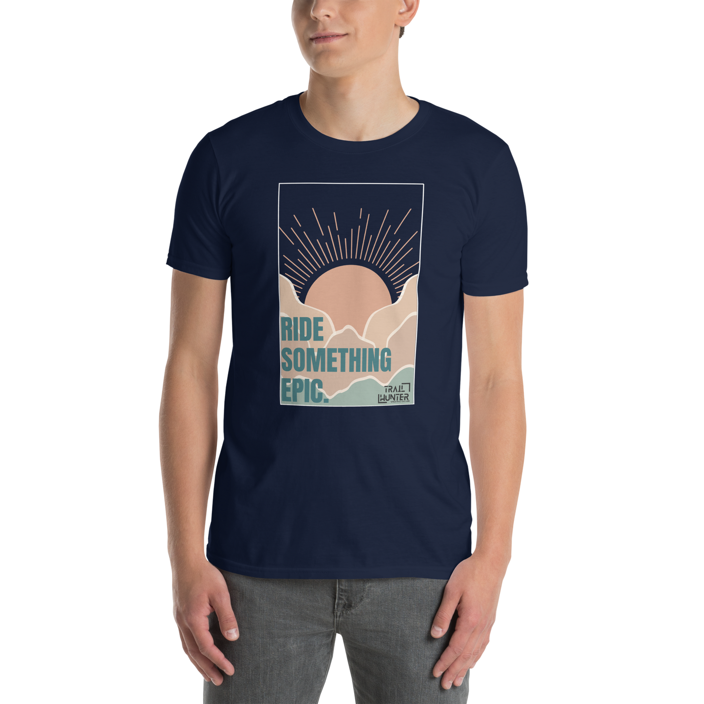 “Minimalistisches Design auf einem navyfarbenen T-Shirt: Sonnenaufgang über einer Berglandschaft in Erdtönen, ergänzt durch den Schriftzug ‘Ride Something Epic.’ und das dezente ‘TrailHunter’-Logo.” Mtb