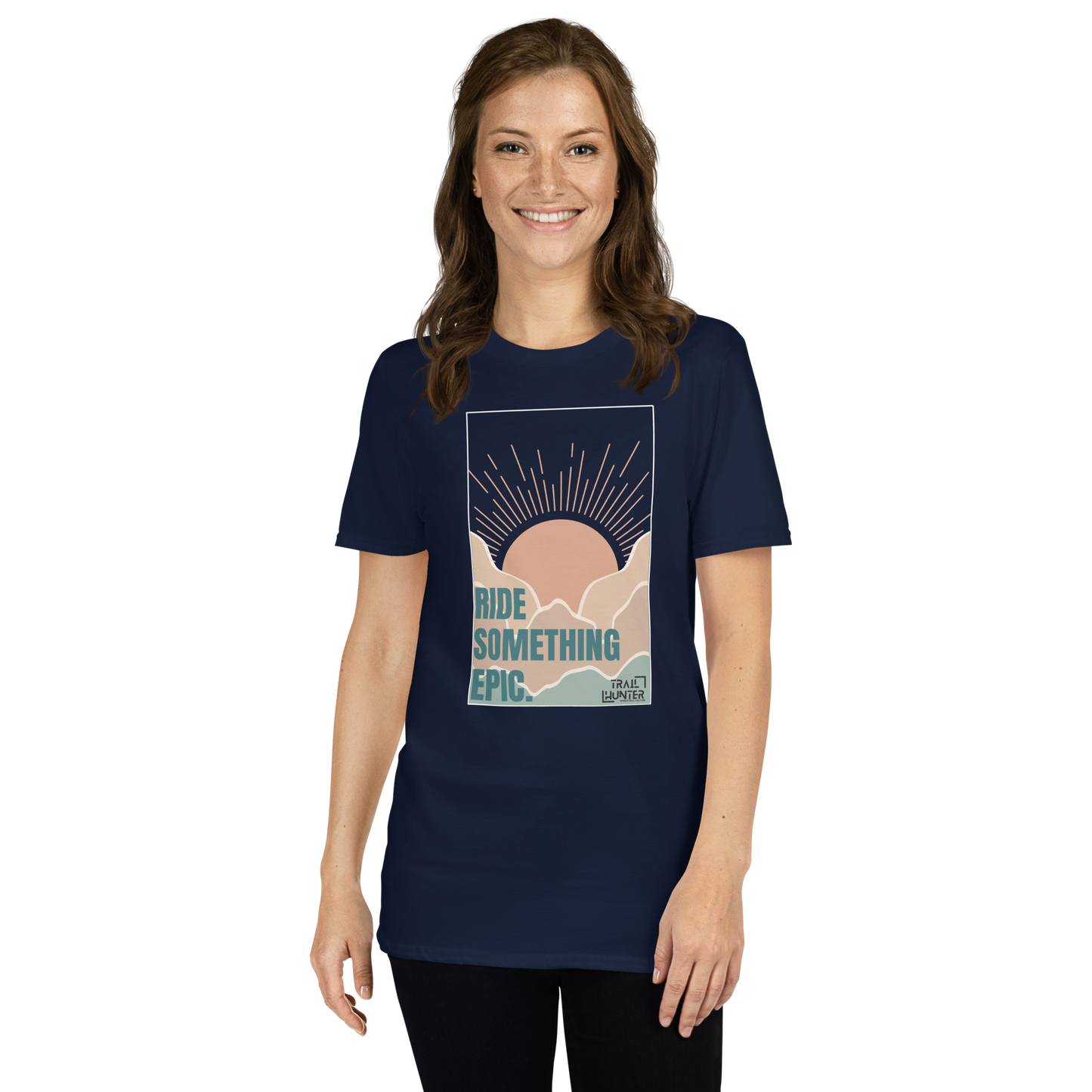 “Minimalistisches Design auf einem navyfarbenen T-Shirt: Sonnenaufgang über einer Berglandschaft in Erdtönen, ergänzt durch den Schriftzug ‘Ride Something Epic.’ und das dezente ‘TrailHunter’-Logo.” Mtb