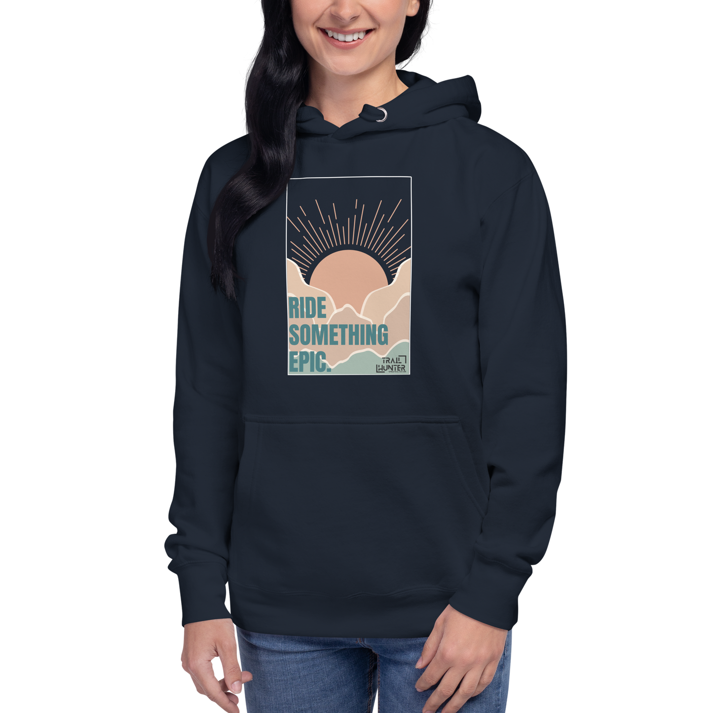 Minimalistisches Design auf einem navyfarbenen mtb Hoodie: Sonnenaufgang über einer Berglandschaft in Erdtönen, ergänzt durch den Schriftzug ‘Ride Something Epic.’ und das dezente ‘TrailHunter’-Logo.”