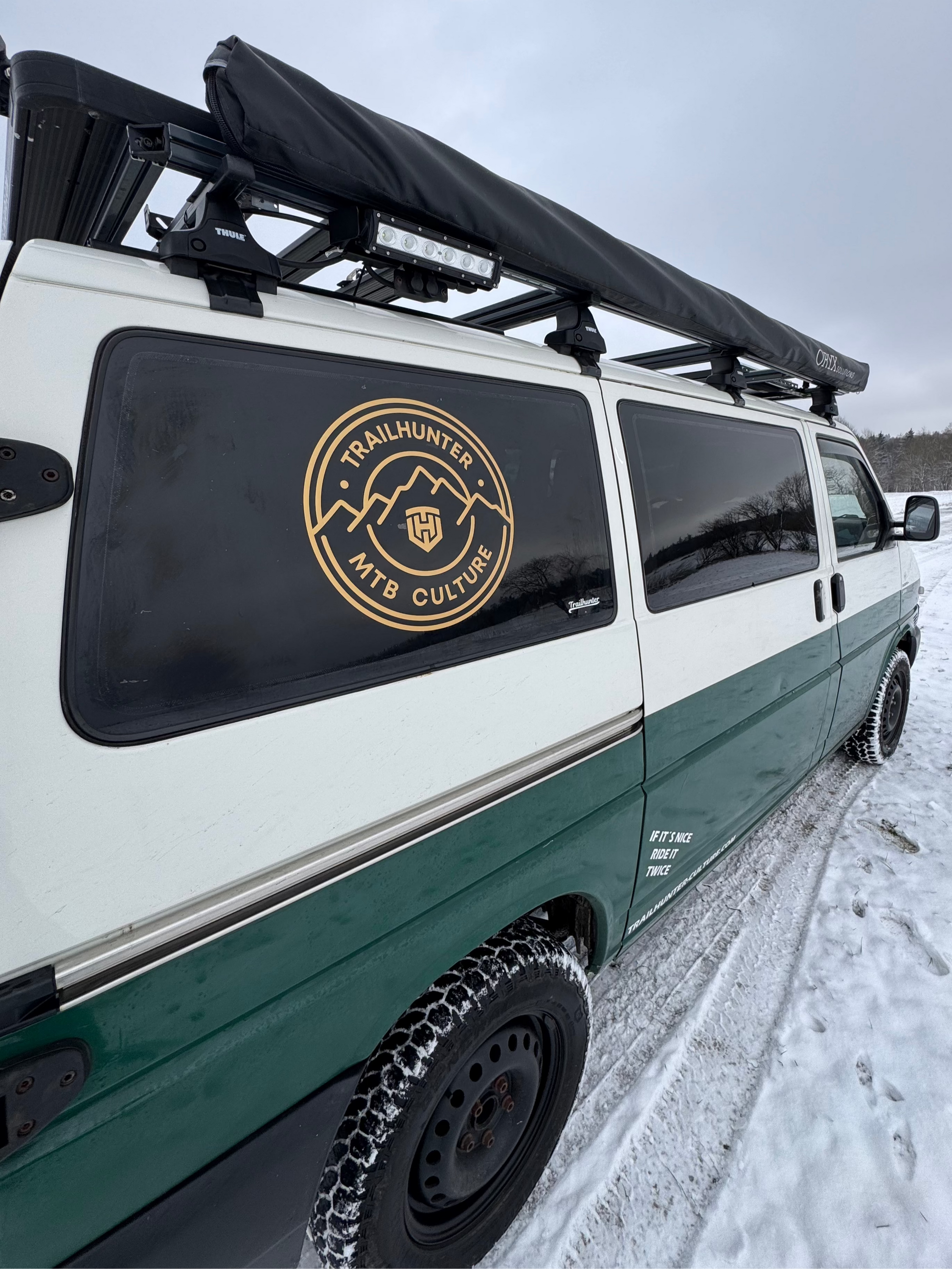 Trailhunter MTB Van- / Camper Aufkleber Gold auf VW Bus Seitenscheibe